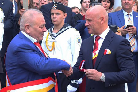 Почетным гражданам Одессы вручили знаки отличия (фото)