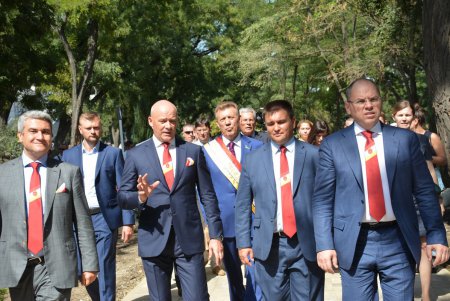 Одессе в День рождения подарили Греческий парк (фоторепортаж)