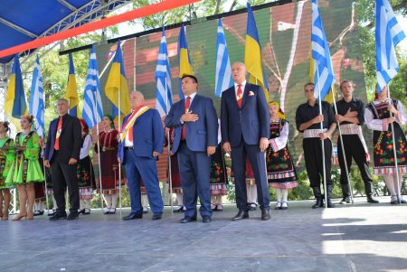 Одессе в День рождения подарили Греческий парк (фоторепортаж)