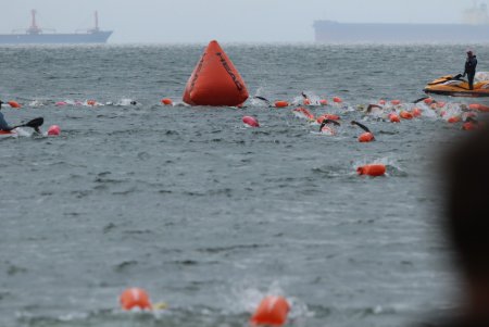 День физкультуры в Одессе начался с заплыва в открытых водах (фото)