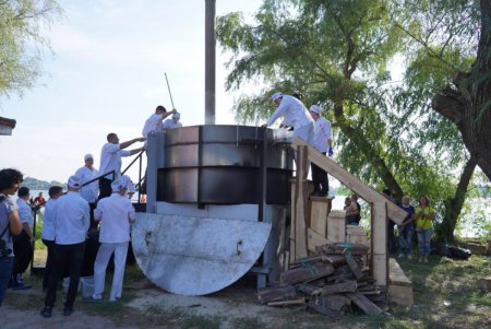 В Одесской области  сварили самую объемную уху в мире (фото)