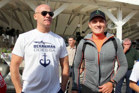 На «Ланжероне» одесситы показали, что в Одессе умеют плавать (фоторепортаж)