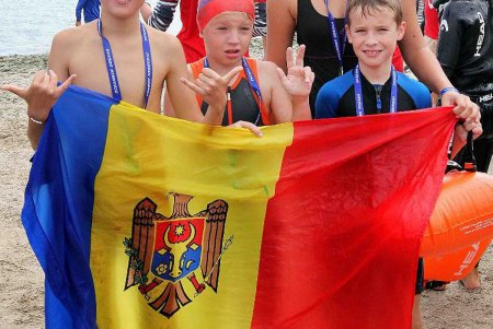 На «Ланжероне» одесситы показали, что в Одессе умеют плавать (фоторепортаж)