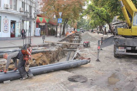 У ног Екатерины меняют теплосеть (фоторепортаж)