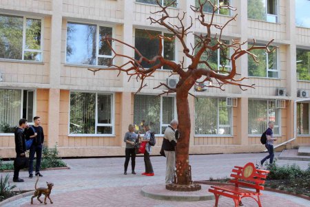 У одесского Политеха бродит железный кот (фоторепортаж)