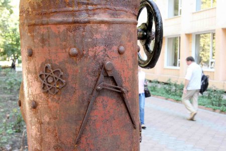 У одесского Политеха бродит железный кот (фоторепортаж)