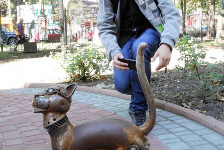 У одесского Политеха бродит железный кот (фоторепортаж)