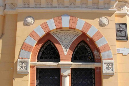 Арки в мавританском стиле украсили вход в Преображенский парк (фоторепортаж)