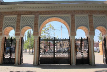 Арки в мавританском стиле украсили вход в Преображенский парк (фоторепортаж)