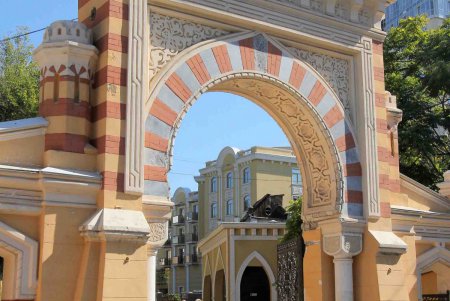 Арки в мавританском стиле украсили вход в Преображенский парк (фоторепортаж)