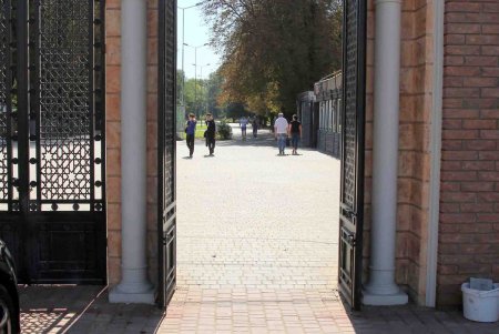 Арки в мавританском стиле украсили вход в Преображенский парк (фоторепортаж)