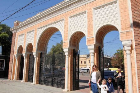 Арки в мавританском стиле украсили вход в Преображенский парк (фоторепортаж)
