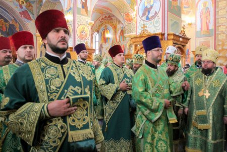Божественная литургия в Свято–Успенском мужском монастыре (фоторепортаж)