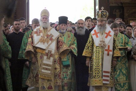 Божественная литургия в Свято–Успенском мужском монастыре (фоторепортаж)