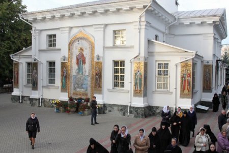 Божественная литургия в Свято–Успенском мужском монастыре (фоторепортаж)