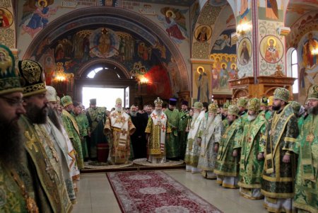 Божественная литургия в Свято–Успенском мужском монастыре (фоторепортаж)