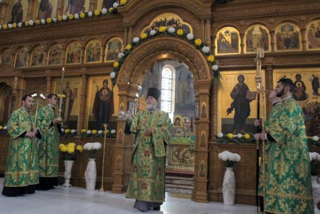 Божественная литургия в Свято–Успенском мужском монастыре (фоторепортаж)