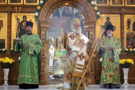 Божественная литургия в Свято–Успенском мужском монастыре (фоторепортаж)
