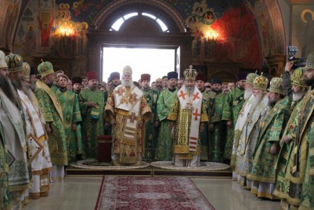 Божественная литургия в Свято–Успенском мужском монастыре (фоторепортаж)