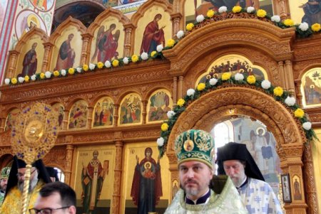 Божественная литургия в Свято–Успенском мужском монастыре (фоторепортаж)