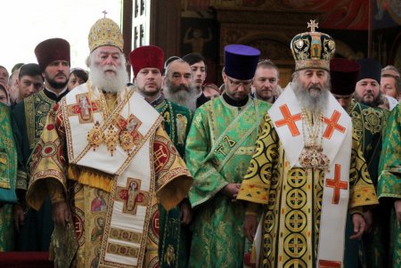 Божественная литургия в Свято–Успенском мужском монастыре (фоторепортаж)