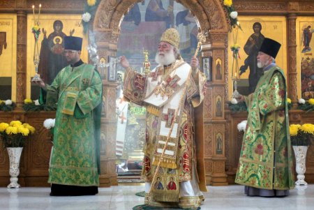 Божественная литургия в Свято–Успенском мужском монастыре (фоторепортаж)