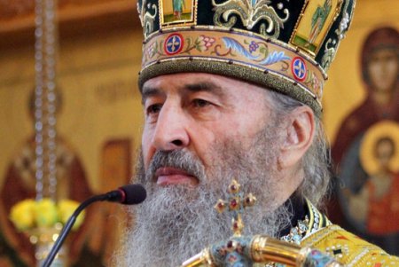 Божественная литургия в Свято–Успенском мужском монастыре (фоторепортаж)