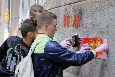 Акция по борьбе с граффити–«рекламой» наркотиков (фоторепортаж)