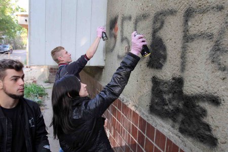 Акция по борьбе с граффити–«рекламой» наркотиков (фоторепортаж)