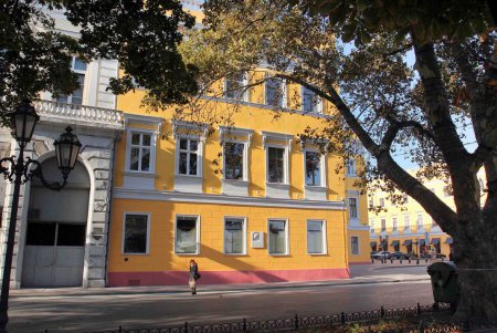 Полуциркульный дом №8 на Приморском бульваре отреставрирован (фоторепортаж)