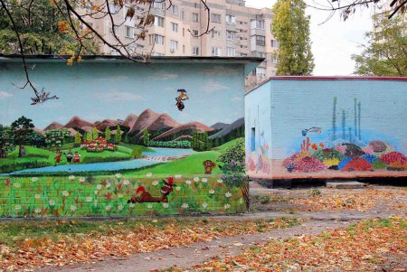 На улице Бреуса «поселились» сказочные герои (фоторепортаж)