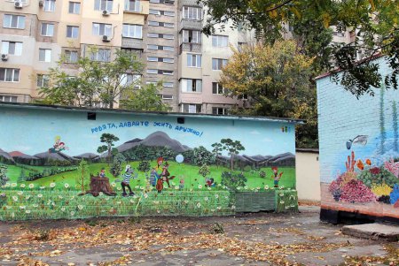 На улице Бреуса «поселились» сказочные герои (фоторепортаж)