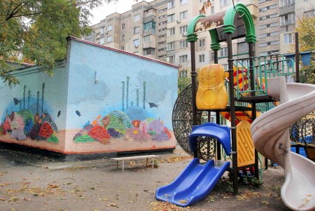 На улице Бреуса «поселились» сказочные герои (фоторепортаж)