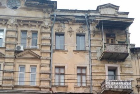 В центре Одессы на припаркованный автомобиль упала часть фасада
