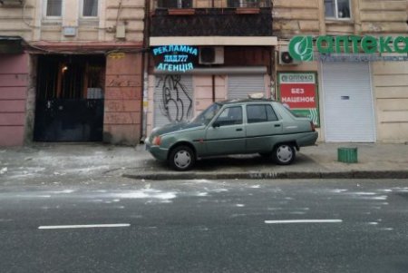В центре Одессы на припаркованный автомобиль упала часть фасада