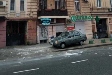 В центре Одессы на припаркованный автомобиль упала часть фасада