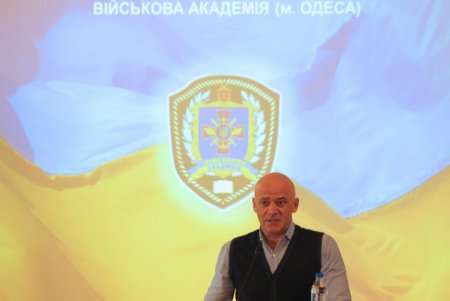 Мэр Одессы презентовал курсантам Военной академии секцию тайского бокса (фото)