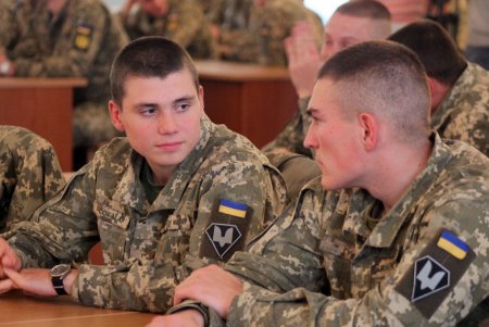 Мэр Одессы презентовал курсантам Военной академии секцию тайского бокса (фото)