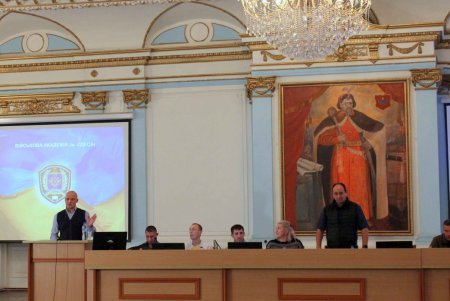 Мэр Одессы презентовал курсантам Военной академии секцию тайского бокса (фото)