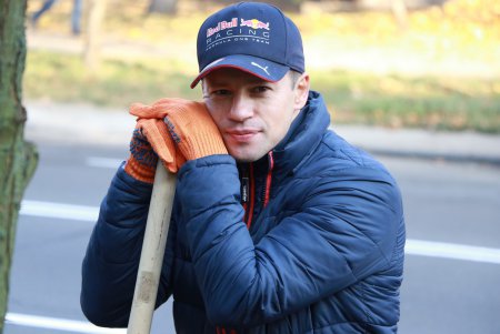 На одесских Черемушках высадили новые деревья (фото)