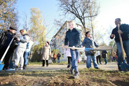 На одесских Черемушках высадили новые деревья (фото)