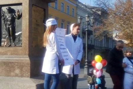 У памятника Дюку одесситов призывали подписывать декларации с врачами (фото)