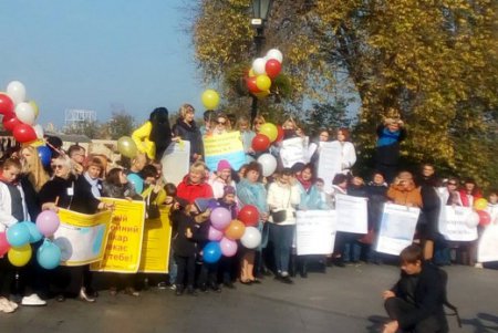 У памятника Дюку одесситов призывали подписывать декларации с врачами (фото)