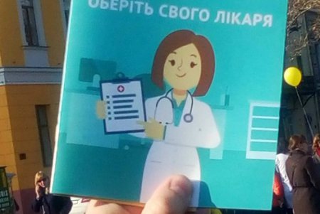 У памятника Дюку одесситов призывали подписывать декларации с врачами (фото)