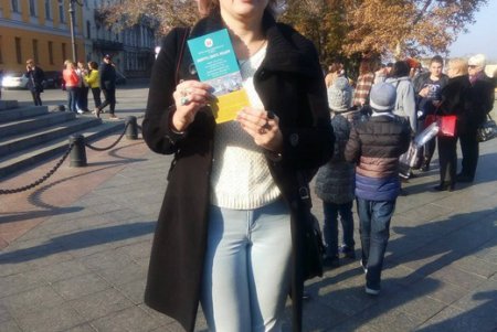 У памятника Дюку одесситов призывали подписывать декларации с врачами (фото)
