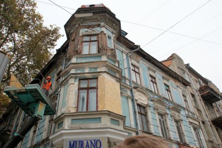 Со зданий в центре Одессы снимают аварийные элементы (фоторепортаж)