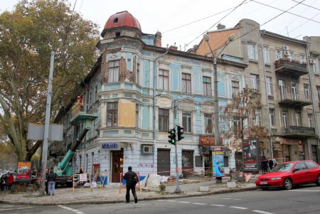 Со зданий в центре Одессы снимают аварийные элементы (фоторепортаж)