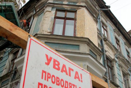 Со зданий в центре Одессы снимают аварийные элементы (фоторепортаж)