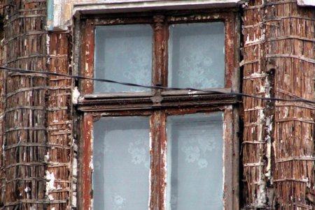 Со зданий в центре Одессы снимают аварийные элементы (фоторепортаж)