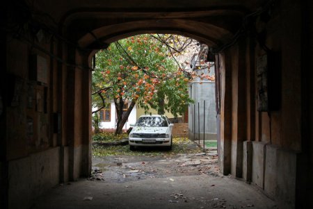 Со зданий в центре Одессы снимают аварийные элементы (фоторепортаж)